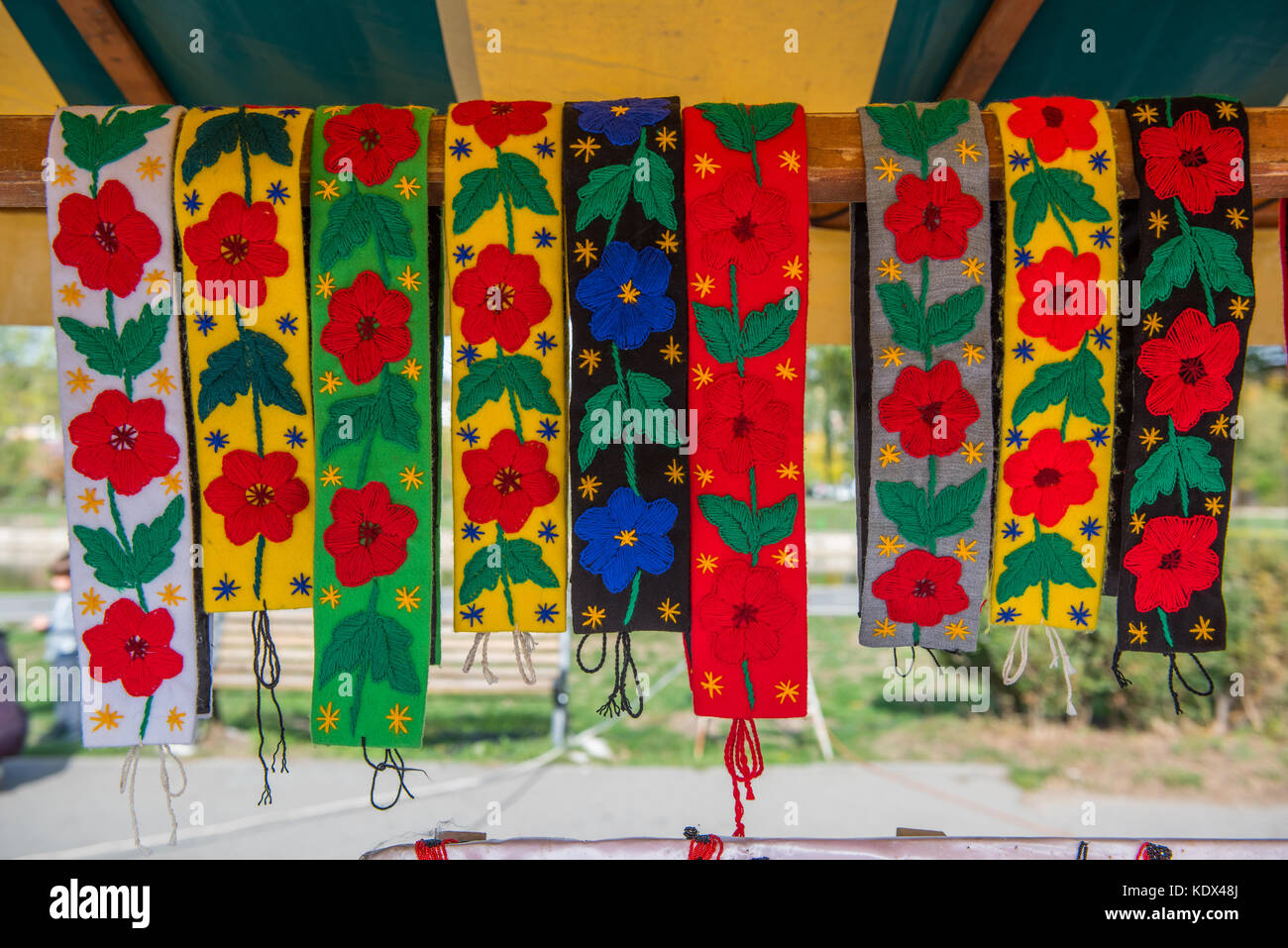 Tradizionale rumena vestire gli accessori. pattern colorati del mantello riband, sting Foto Stock
