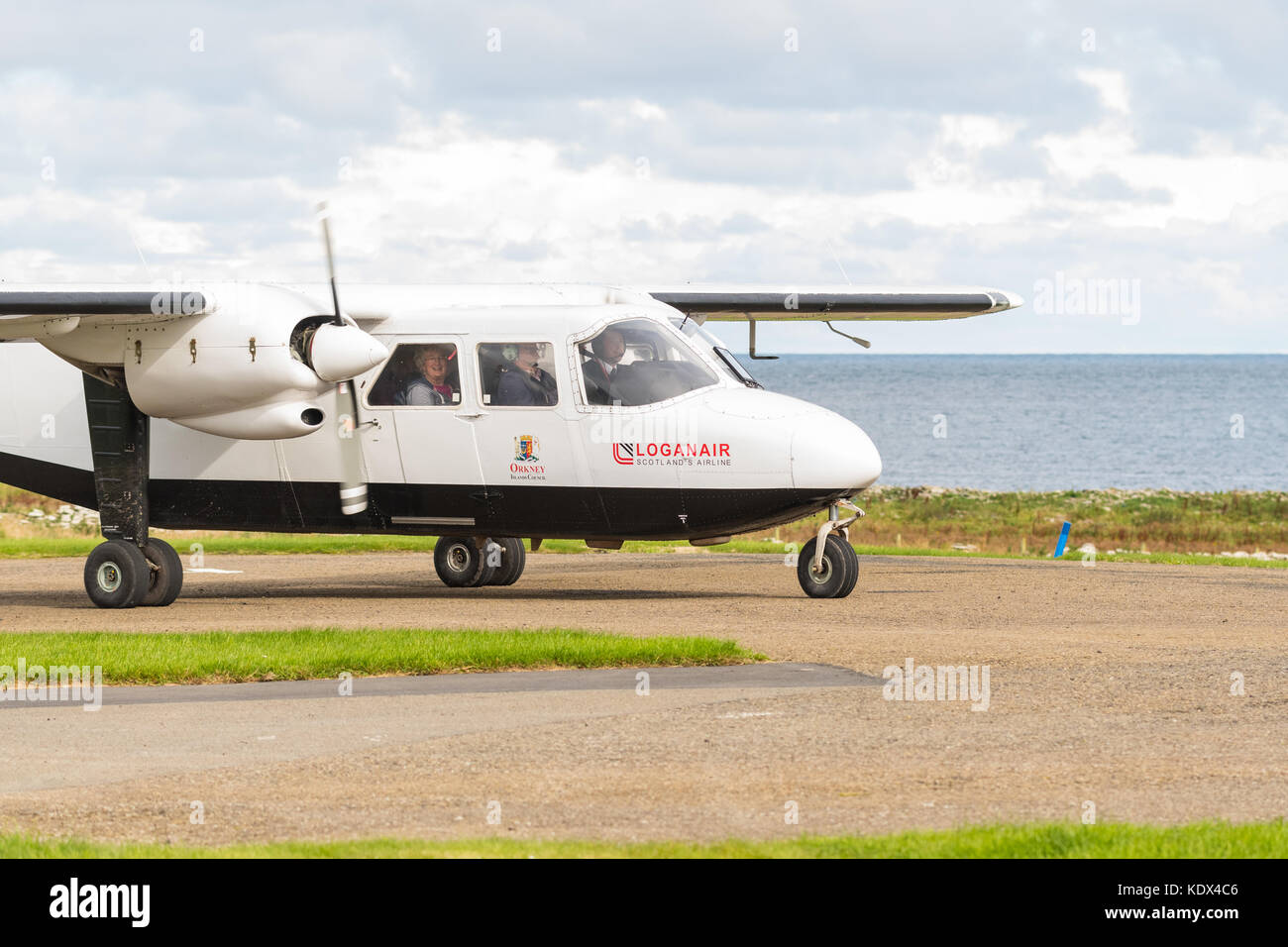 Piano Loganair a Westray airport dopo un volo da Papa Westray, Orkney Islands, Scotland, Regno Unito Foto Stock