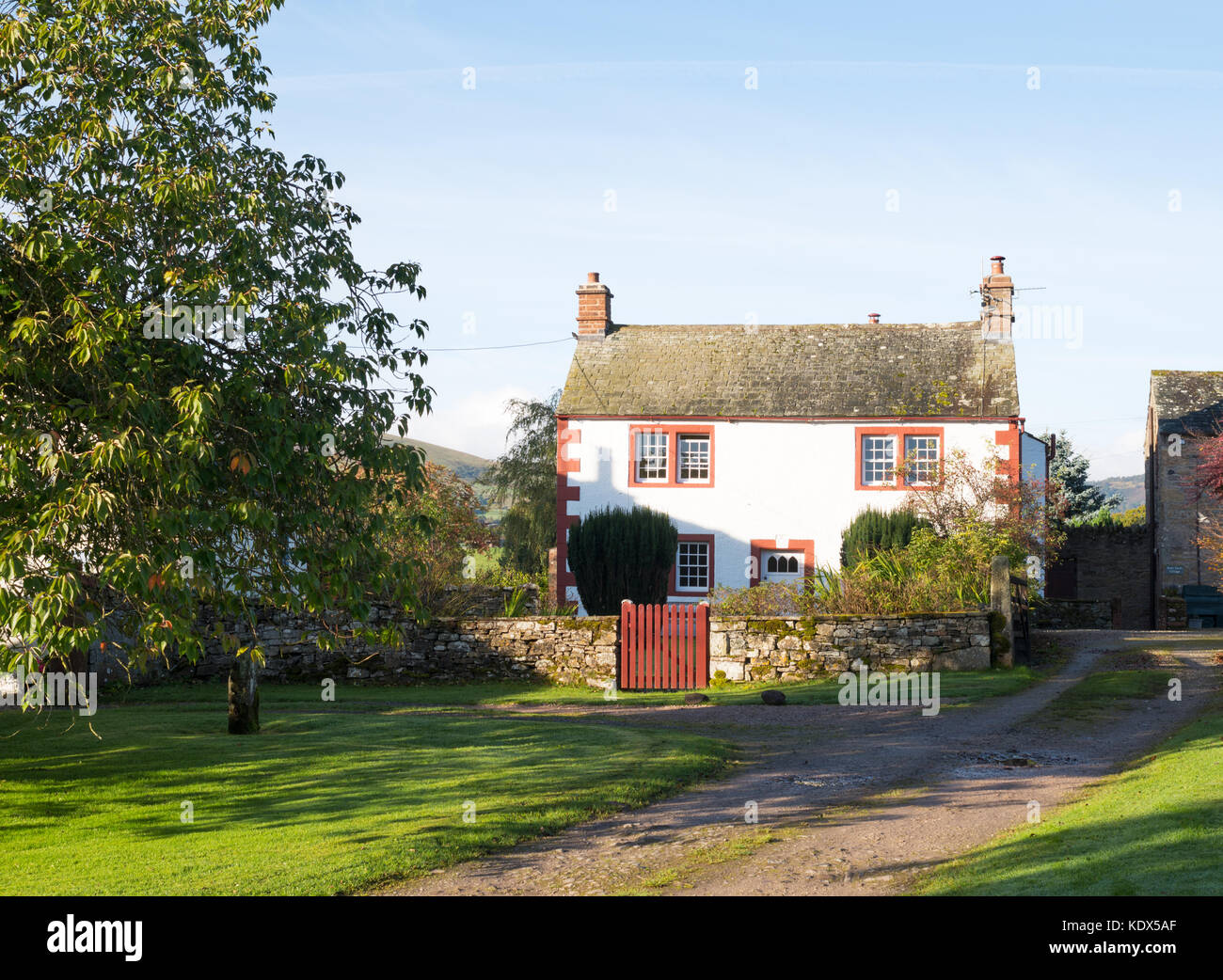Xviii secolo cottage in Dacre village, Cumbria, England, Regno Unito Foto Stock
