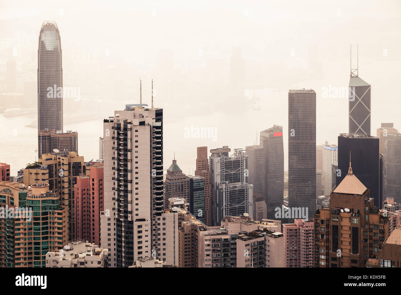 Moderno skyline di Hong kong city, vista aerea adottate da Victoria Peak viewpoint nelle nebbiose giornate estive Foto Stock