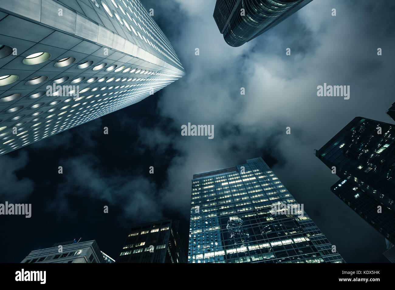 Grattacieli in blu scuro cielo notturno, alto-aumento edifici per uffici a Hong kong city. tonale filtro di correzione di un effetto fotografico Foto Stock