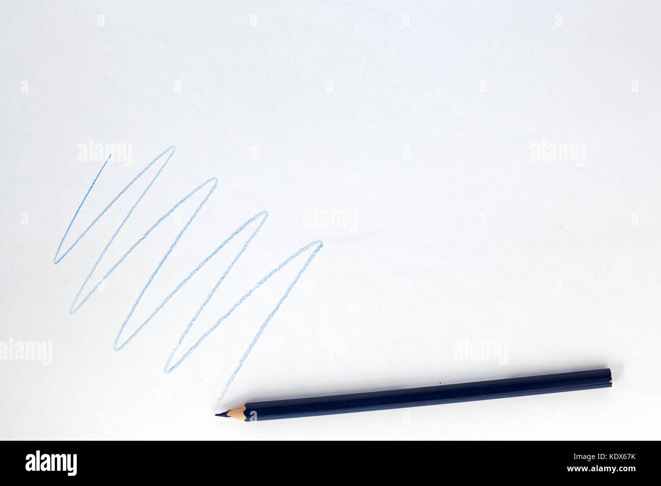 Disegno a matita linea blu sulla carta bianca Foto stock - Alamy