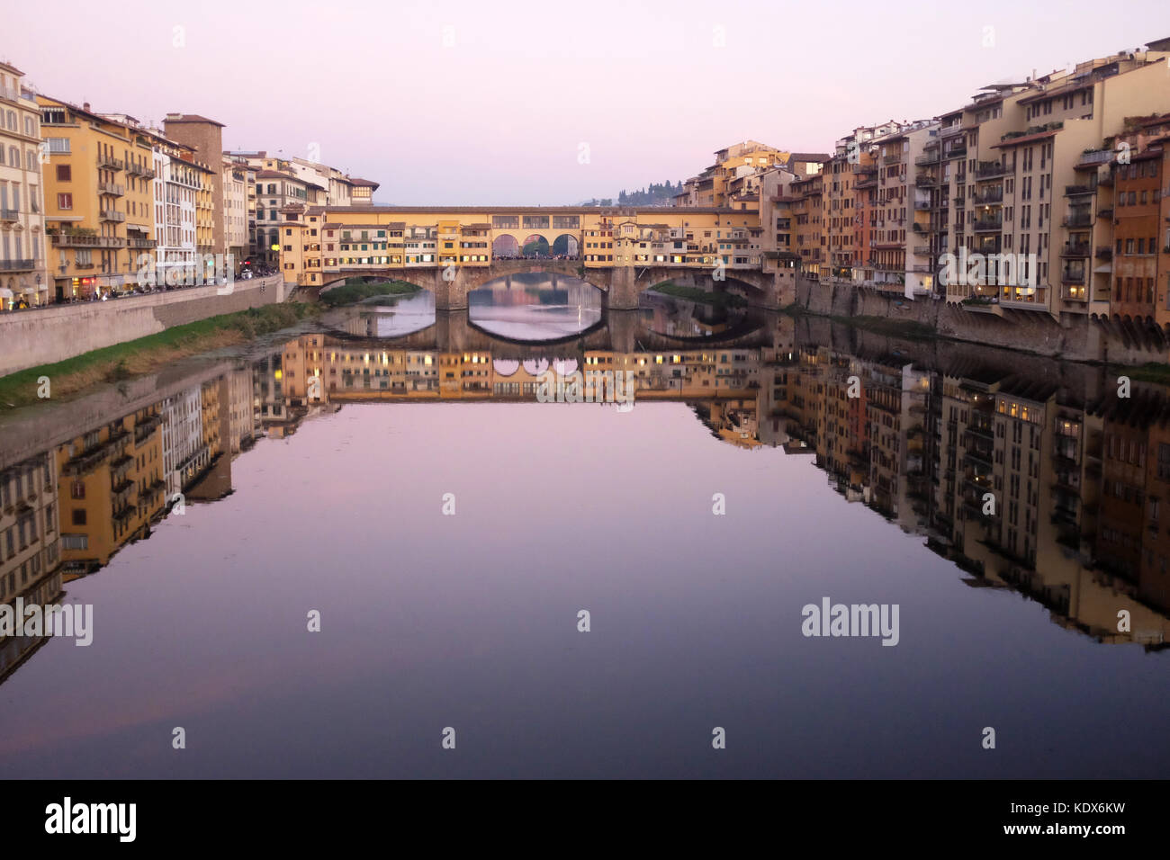 Il bellissimo Ponte Vecchio medievale ponte di pietra sul fiume Arno, nel centro di Firenze,l'Italia. Foto Stock