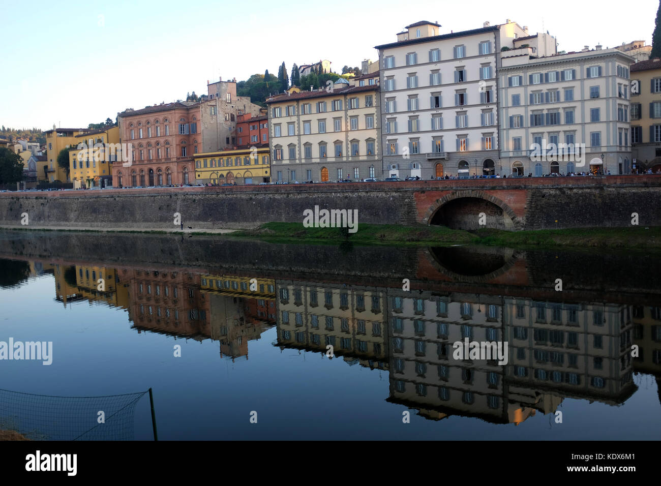 Bellissimi edifici lungo il fiume Arno nella città di Firenze,Italia . Foto Stock