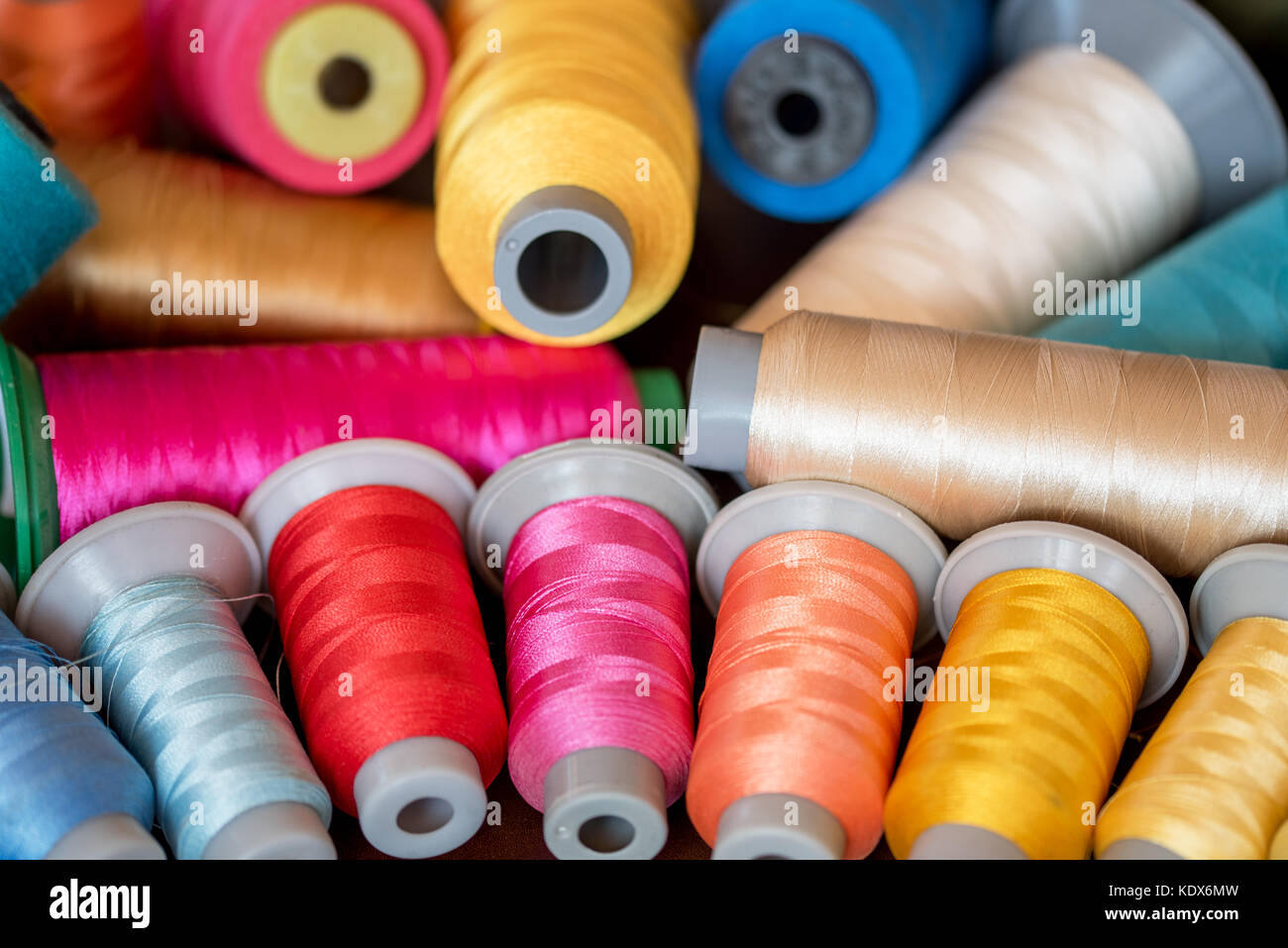 Colorate rocchetti di filo utilizzato in tessuto e industria tessile Foto Stock