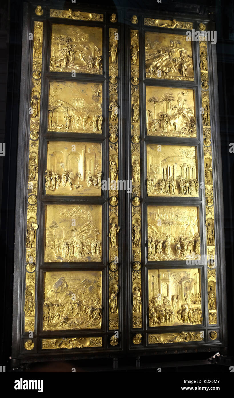 L'originale porta est o Porta del Paradiso del Battistero accanto al Duomo di Firenze che si tiene presso il Museo di Firenze. Foto Stock