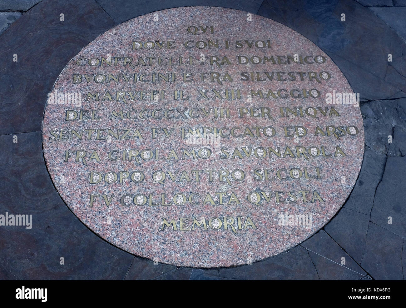 La lapide ricorda il frate domenicano Girolamo Savonarola presso il sito della sua esecuzione in Piazza della Signoria di Firenze (Italia). Foto Stock