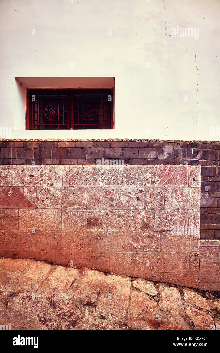 Vecchio edificio parete con finestra, tonificazione del colore applicato. Foto Stock