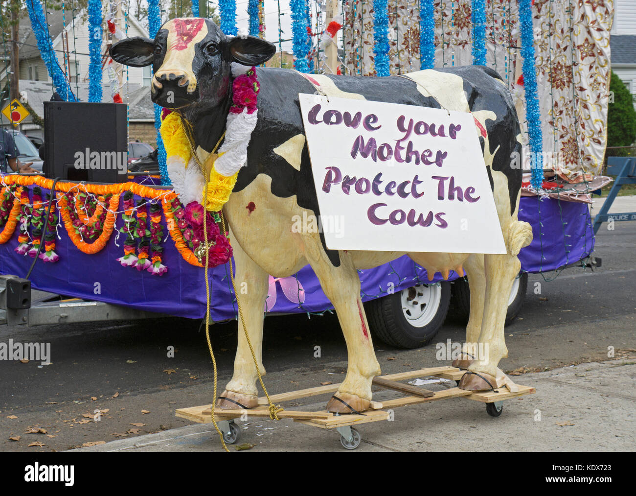Un galleggiante in Diwali per il giro della Papamobile esprimendo la riverenza per le vacche in Richmond Hill, Queens, a New York. Foto Stock