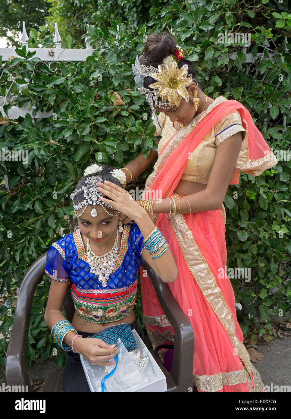 Un adolescente Guyanese che fissa i capelli e il trucco di una giovane ragazza Guyanese presso il Diwali per il giro della Papamobile a Richmond colline, Queens, a New York. Foto Stock