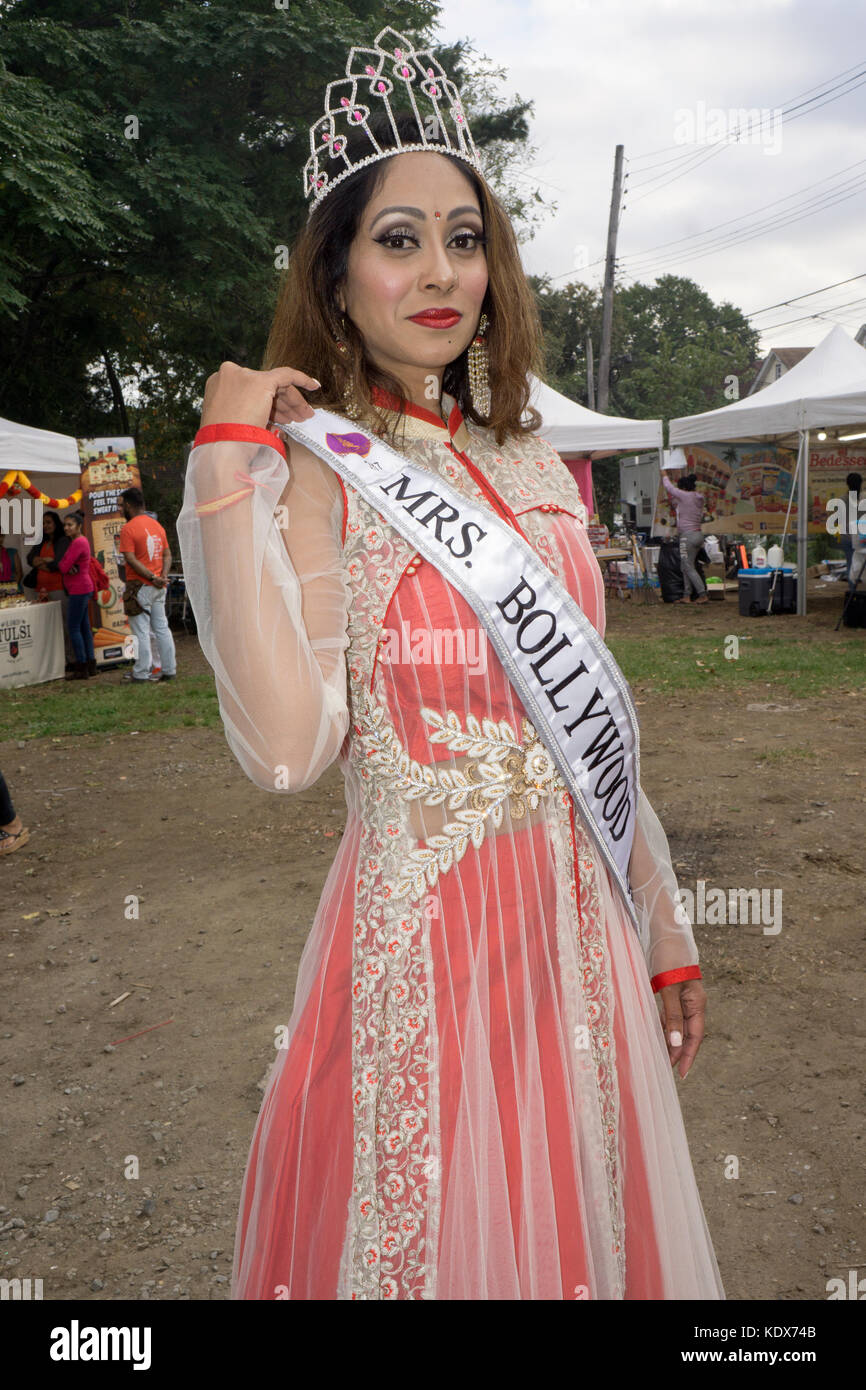 La sig.ra Bollywood 2017 Nadia Nalini Neubert presso il Diwali per il giro della Papamobile in Richmond Hill, Queens, a New York. Foto Stock