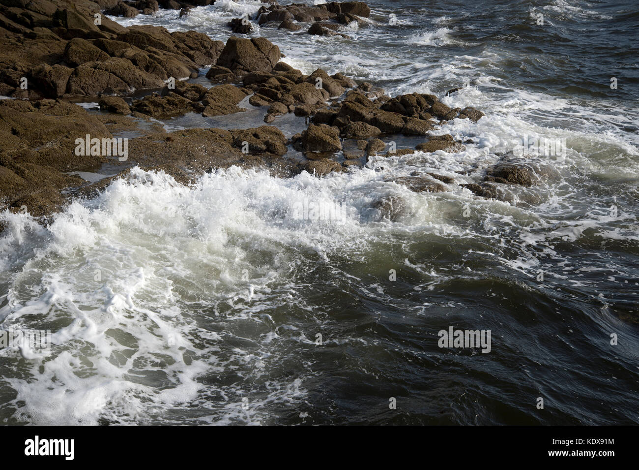 Scozia settembre 2017. west kilbride. mare mosso a portencross Foto Stock