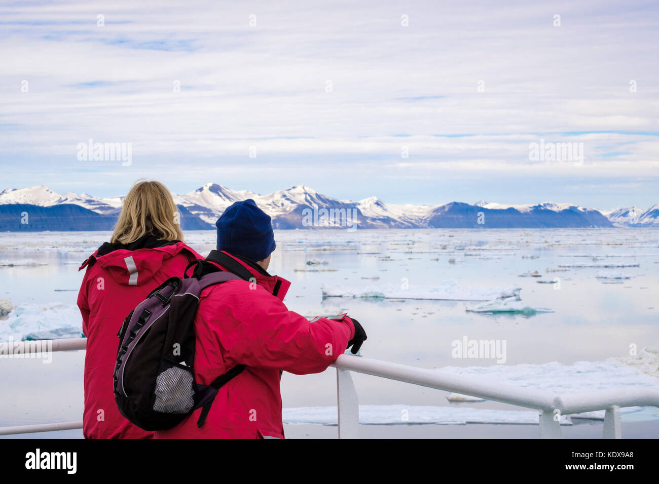 Due navi da crociera a vela di passeggeri nelle acque artiche guardando il mare di ghiaccio floes off costa est di Spitsbergen Island Isole Svalbard, Norvegia e Scandinavia Foto Stock