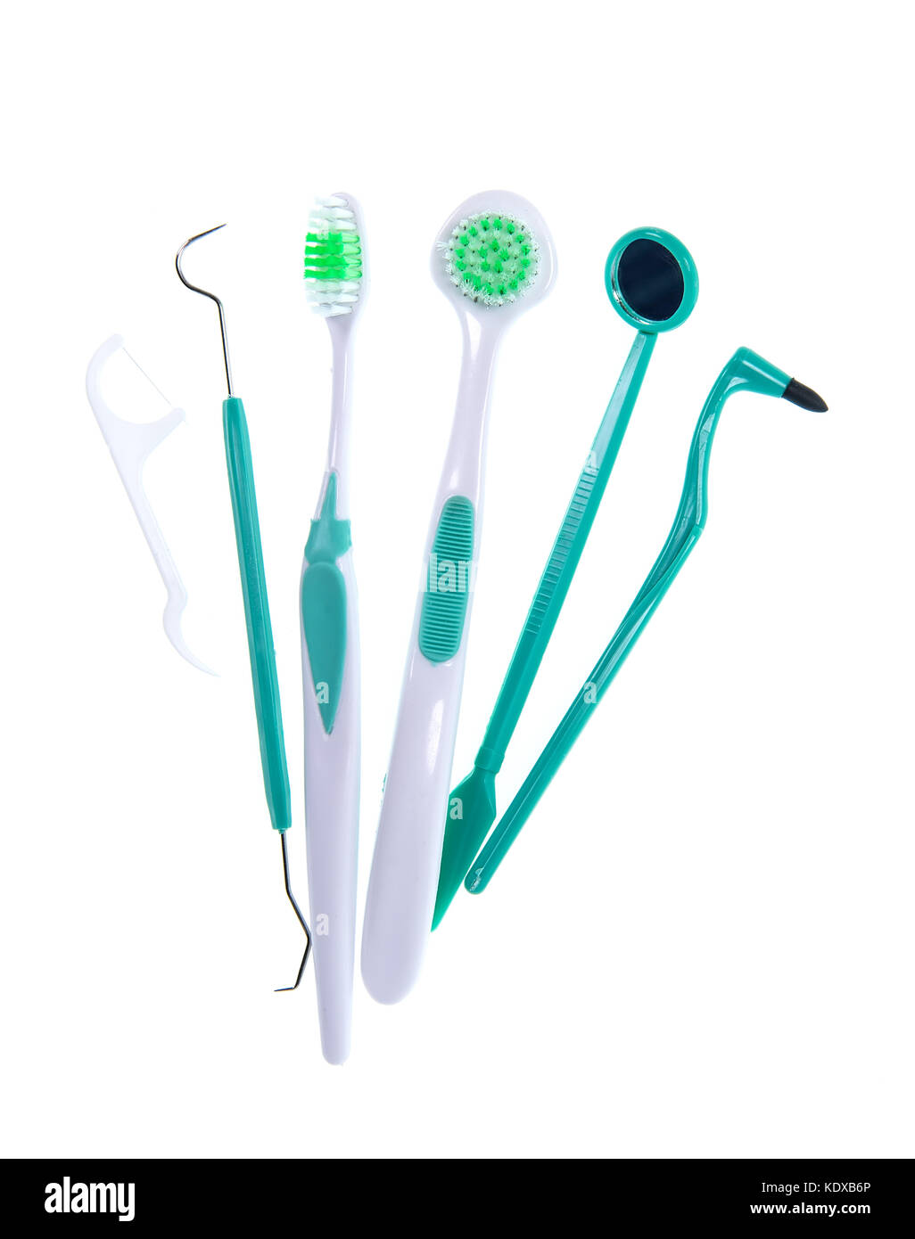 Set di pulizia dentale strumenti tra cui uno spazzolino interdentale  monouso di plastica e filo interdentale strumento in un igiene orale  concept Foto stock - Alamy