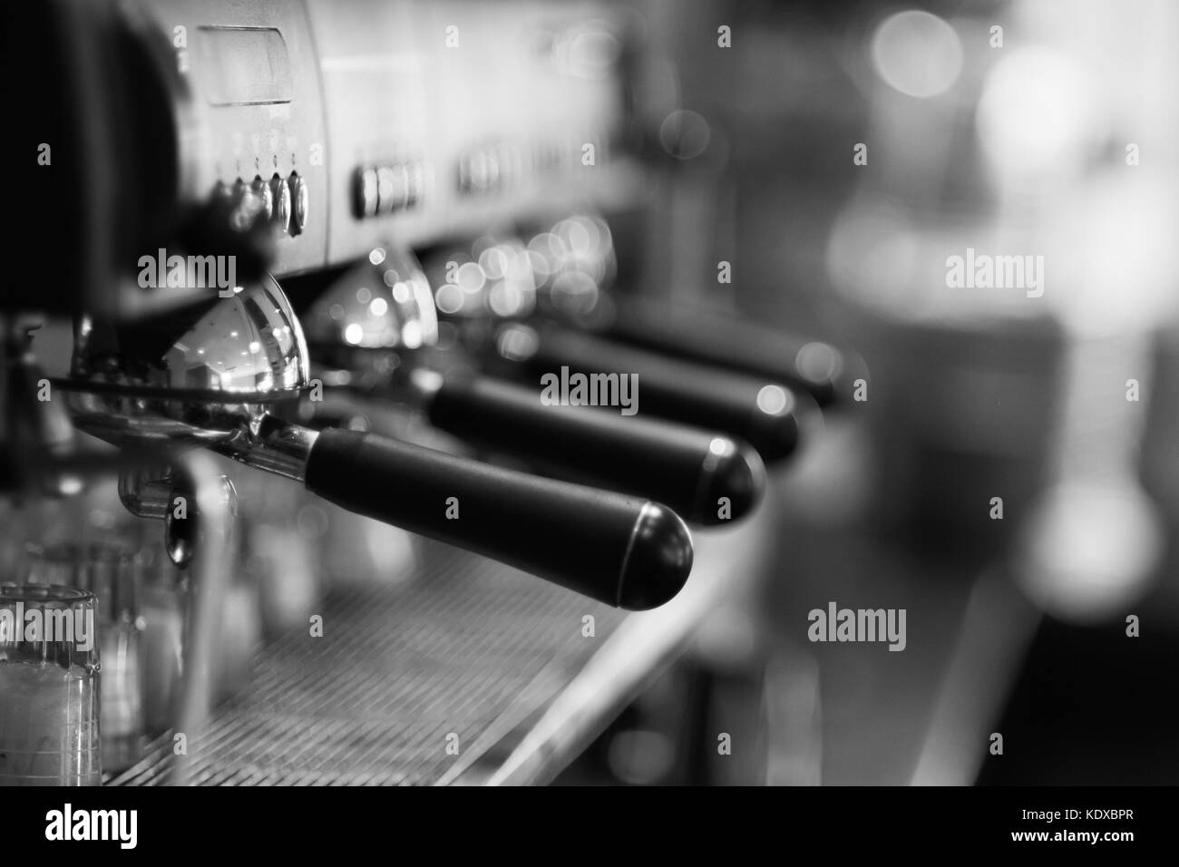 Macchine per il caffè preso in una caffetteria locale in bianco e nero Foto Stock
