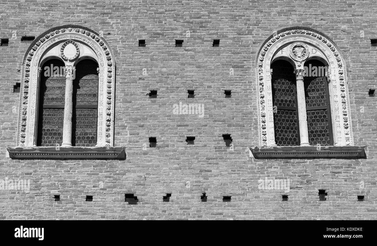 Urbino (marche, Italia): edifici storici al mattino: il palazzo noto come palazzo ducale. in bianco e nero Foto Stock