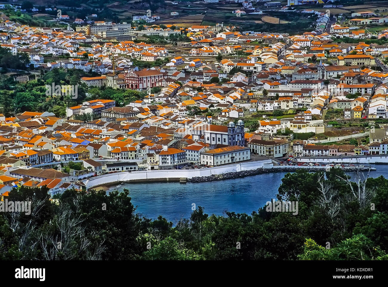 Vista in elevazione di Angra do Heroismo (città di Heros), la capitale dell'isola Terceira nelle Azzorre e un sito del Patrimonio Mondiale, dalla cima di Monte del Brasile. Foto Stock