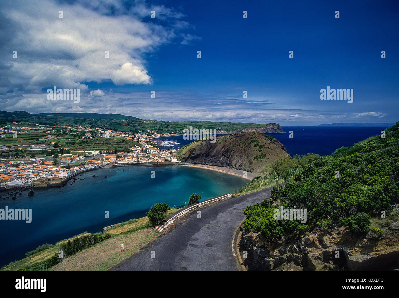 Panorama di Puerto Pim, Monte da Guia vulcaniche di cono di scorie, Oceano Atlantico e la baia di Horta presso la capitale di Horta città sull isola di Faial nelle Azzorre. Foto Stock