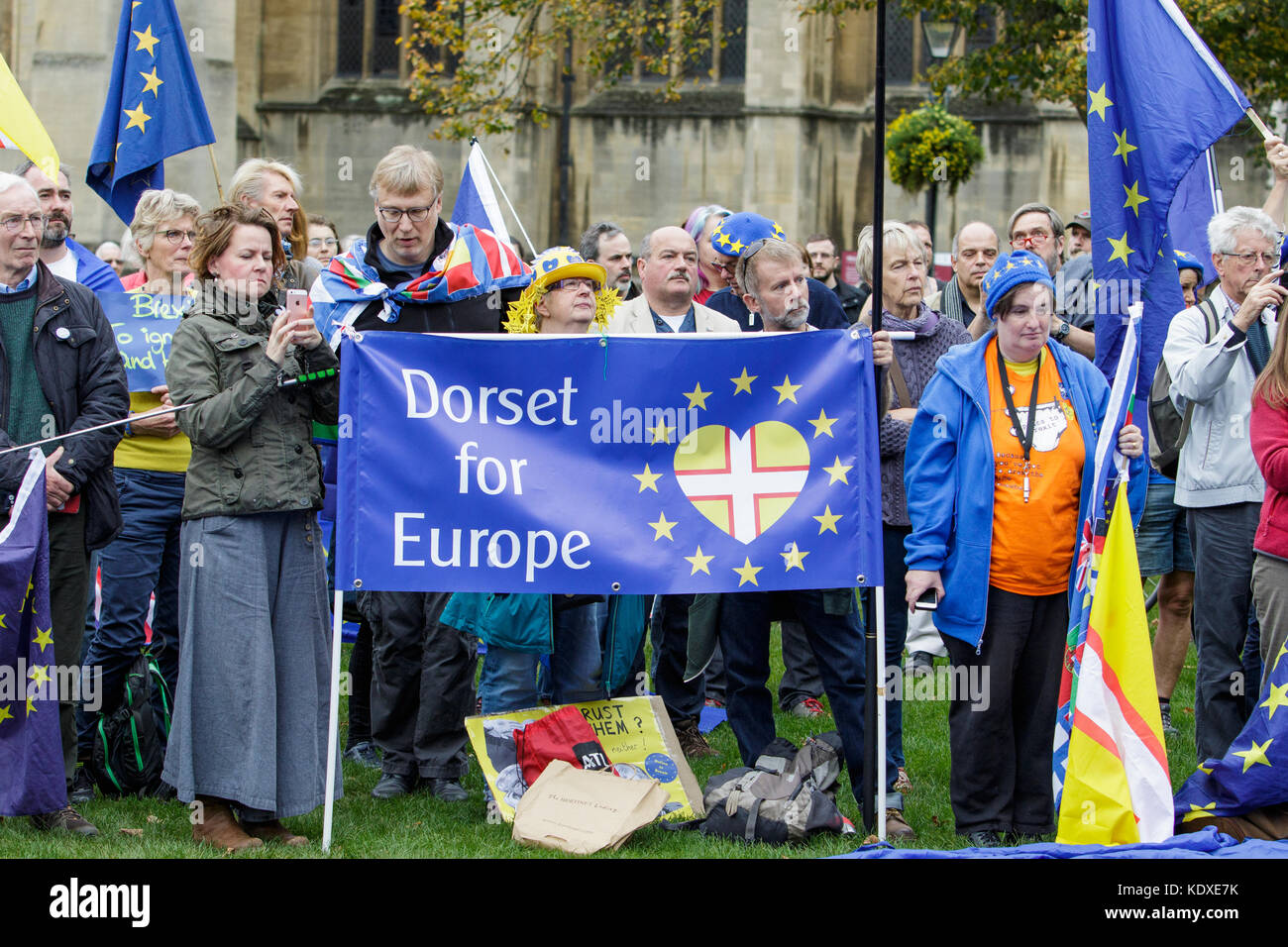 I sostenitori pro UE sono raffigurati mentre ascoltano i discorsi durante un raduno di protesta contro la Brexit al College Green di Bristol Foto Stock