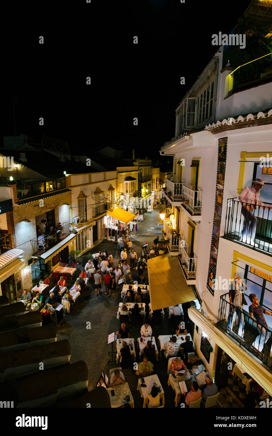 Una strada per lo shopping a Nerja, Spagna visto di notte Foto Stock