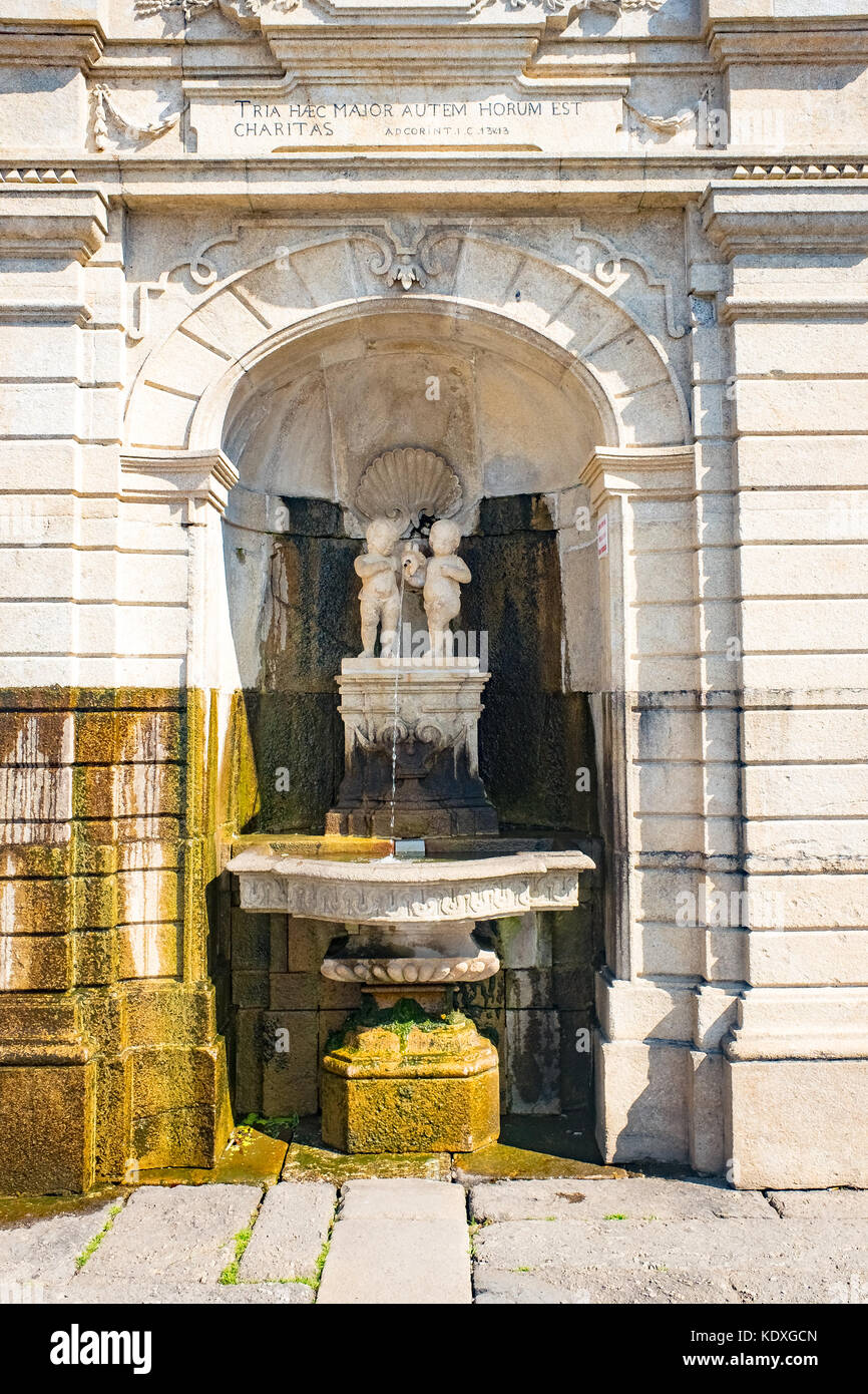La fontana e la croce simbolica costruito in pietra, biblica e simbolico manoscritti sono i dettagli di importanza religiosa, escadorio di Bom Jesus do Monte, in Foto Stock