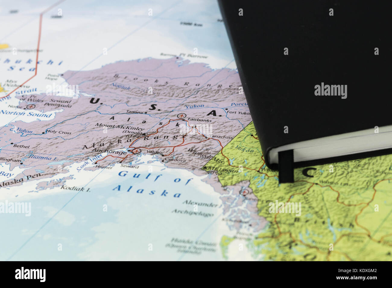 Le note personali di qualcuno la pianificazione di un viaggio in Alaska su un primo piano mappa di Alaska e Canada. Foto Stock