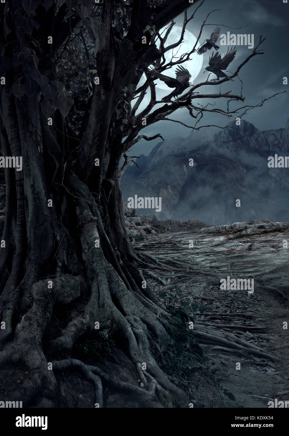 Albero morto spaventoso, notte nella misteriosa foresta con la luce della luna e tre corvi Foto Stock