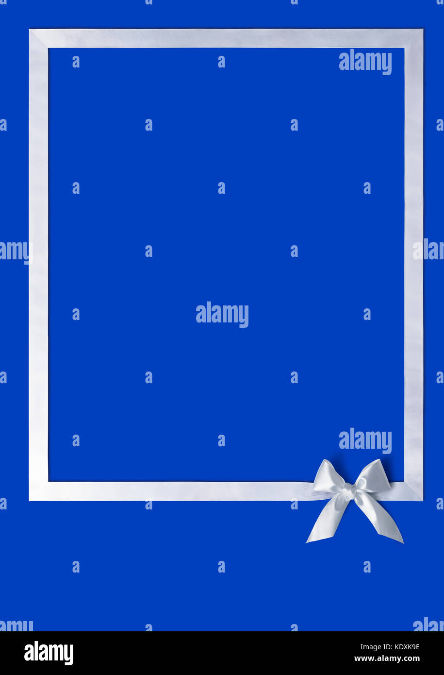Nastro argentato con un inchino su sfondo blu Foto Stock