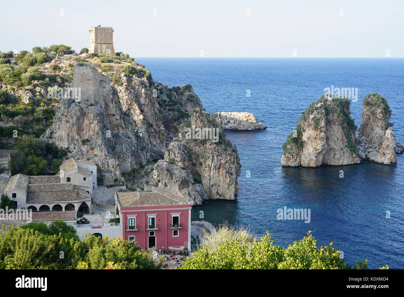 La vecchia Tonnara di Scopello tonno fabbrica di trasformazione nei pressi di Palermo, che è stato usato come un insieme negli oceani dodici film (2004). da una serie di viaggi ph Foto Stock