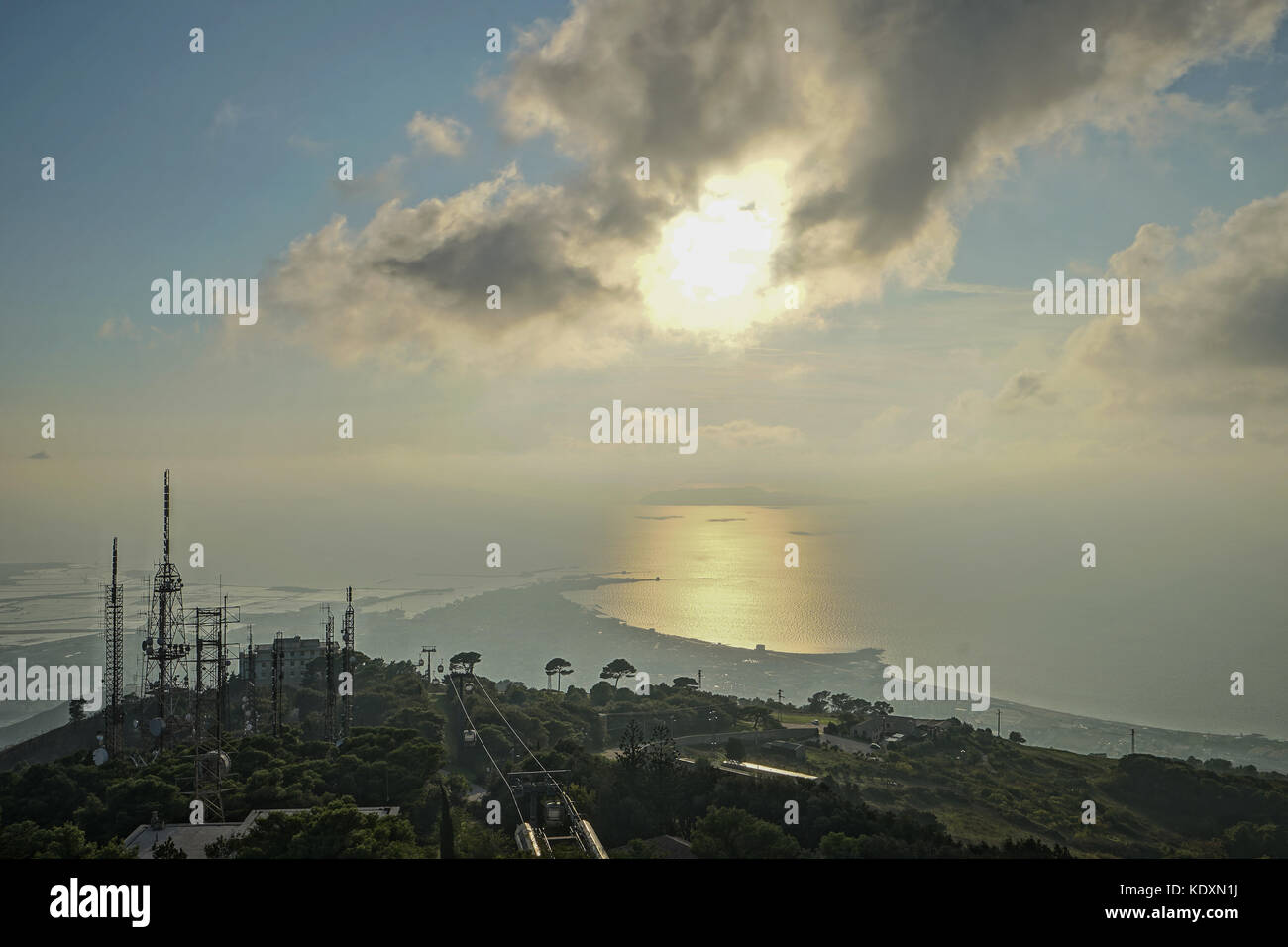 Trapani al tramonto, preso dalla vecchia torre in hill-top città di Erice. da una serie di foto di viaggio in Sicilia, Italia. photo Data: Venerdì, Settembre Foto Stock