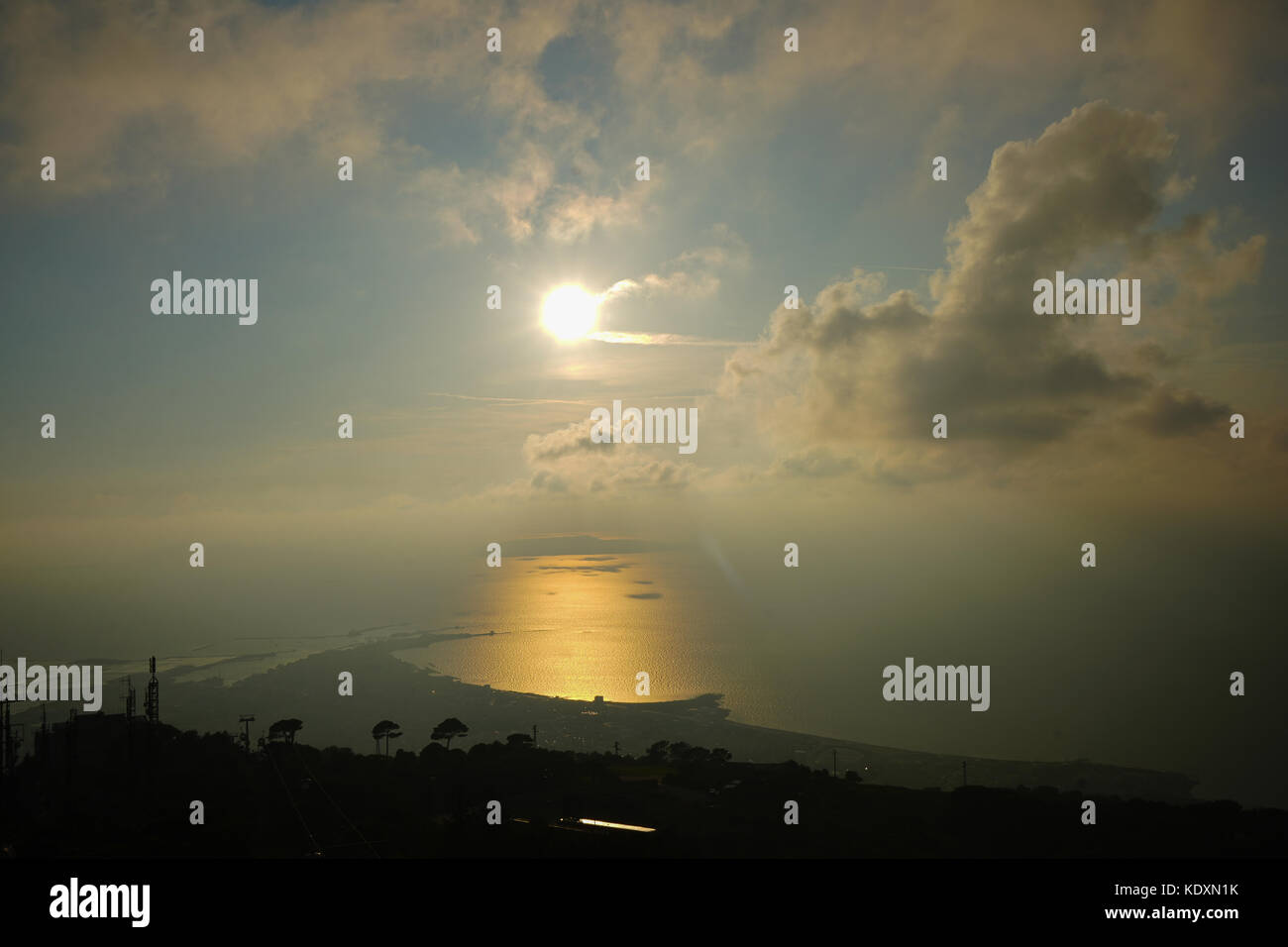 Trapani al tramonto, preso dalla vecchia torre in hill-top città di Erice. da una serie di foto di viaggio in Sicilia, Italia. photo Data: Venerdì, Settembre Foto Stock