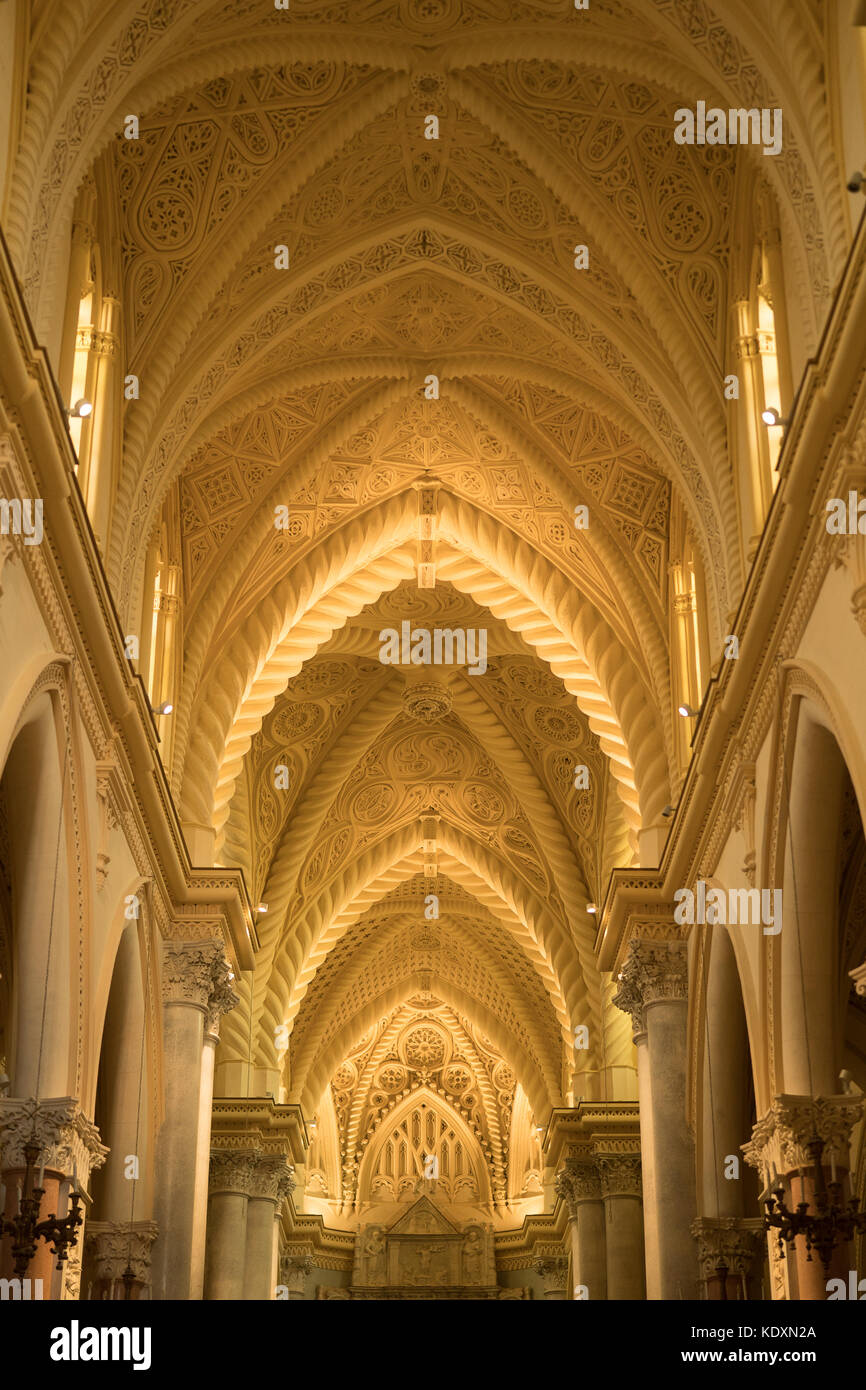 Il soffitto illuminato all interno della cattedrale in cima, città erice. da una serie di foto di viaggio in Sicilia, Italia. photo Data: venerdì, septembe Foto Stock