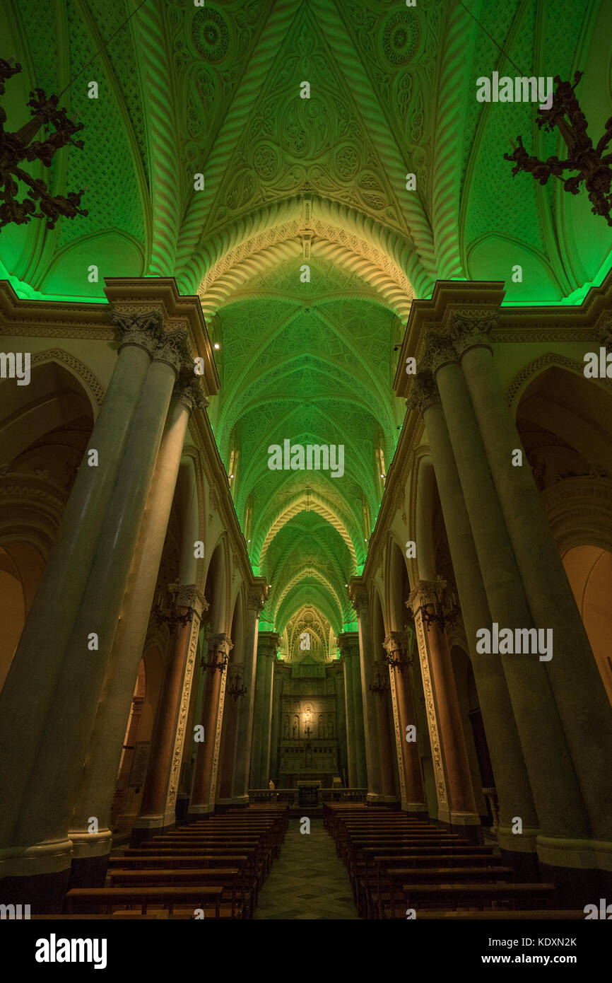 Il soffitto illuminato all interno della cattedrale in cima, città erice (per 1 euro i turisti possono illuminare il soffitto in diversi colori). Da un Foto Stock