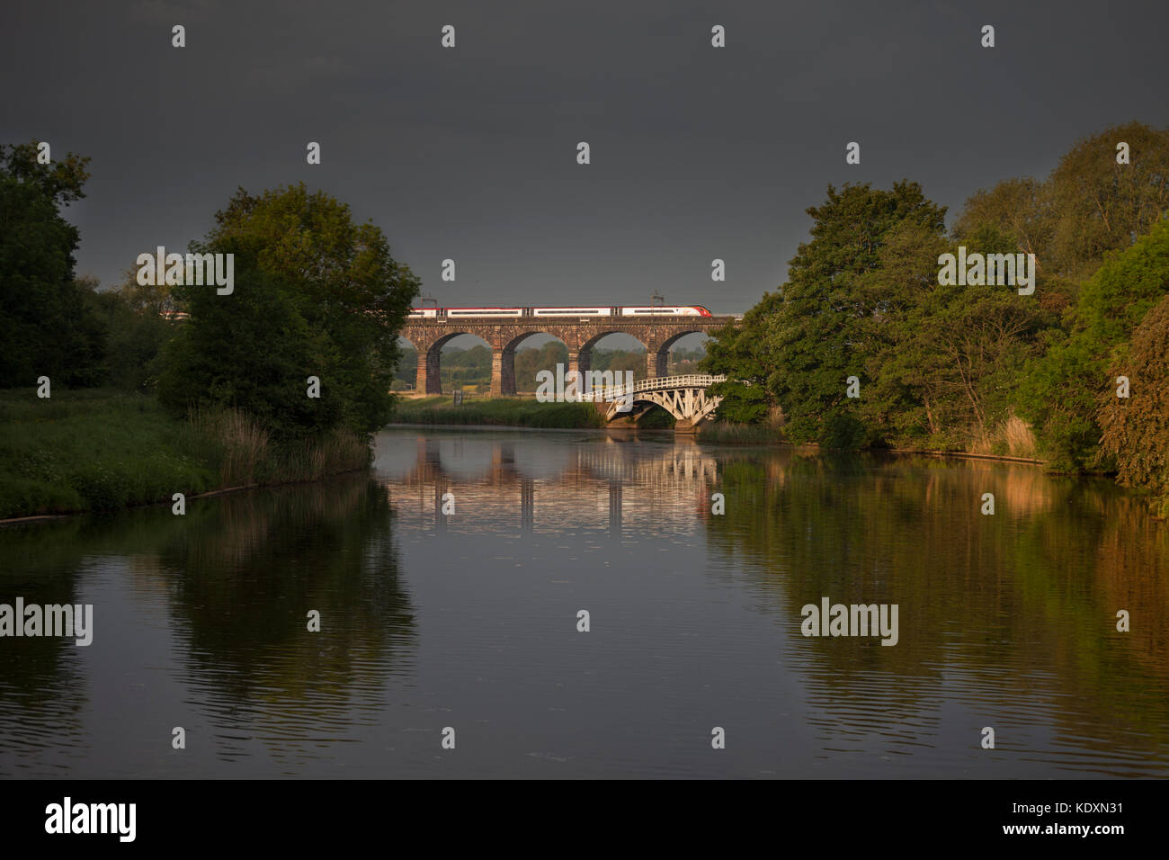 Virgin Trains treno pendolino attraversa Dutton viadotto, oltre il tessitore di navigazione, a nord del Ponte di Acton, Cheshire Foto Stock