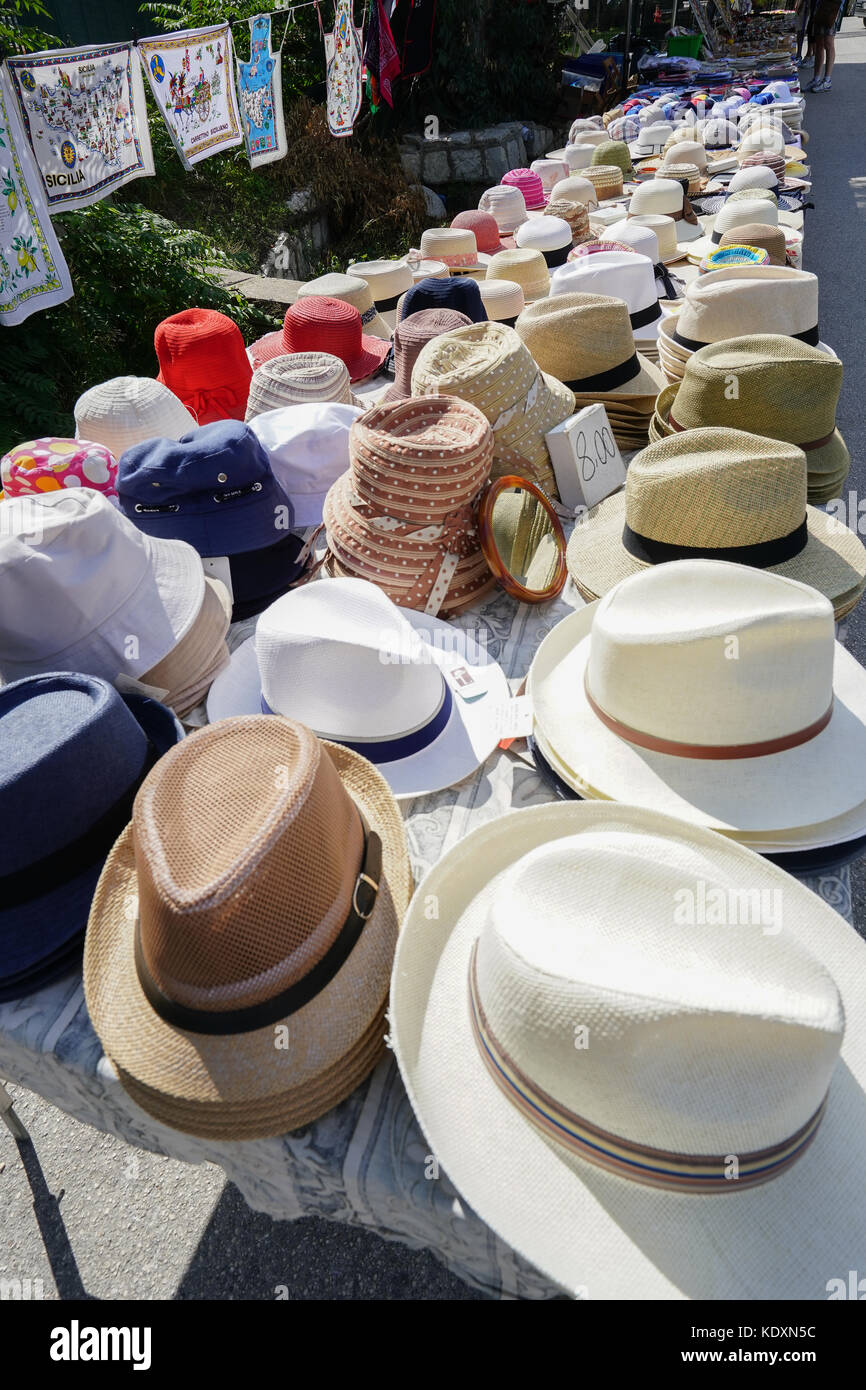 Cappelli turistico in vendita presso il sito storico di Segesta. da una serie di foto di viaggio in Sicilia, Italia. photo Data: sabato, 30 settembre 2017. ph Foto Stock