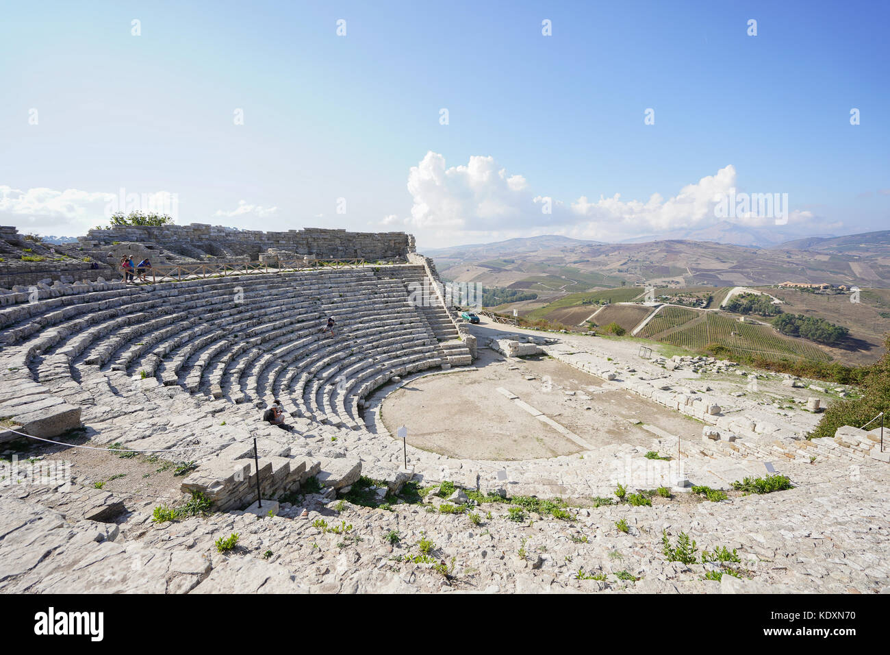 L' anfiteatro romano al sito storico di Segesta. da una serie di foto di viaggio in Sicilia, Italia. photo Data: sabato, 30 settembre 2017. p Foto Stock