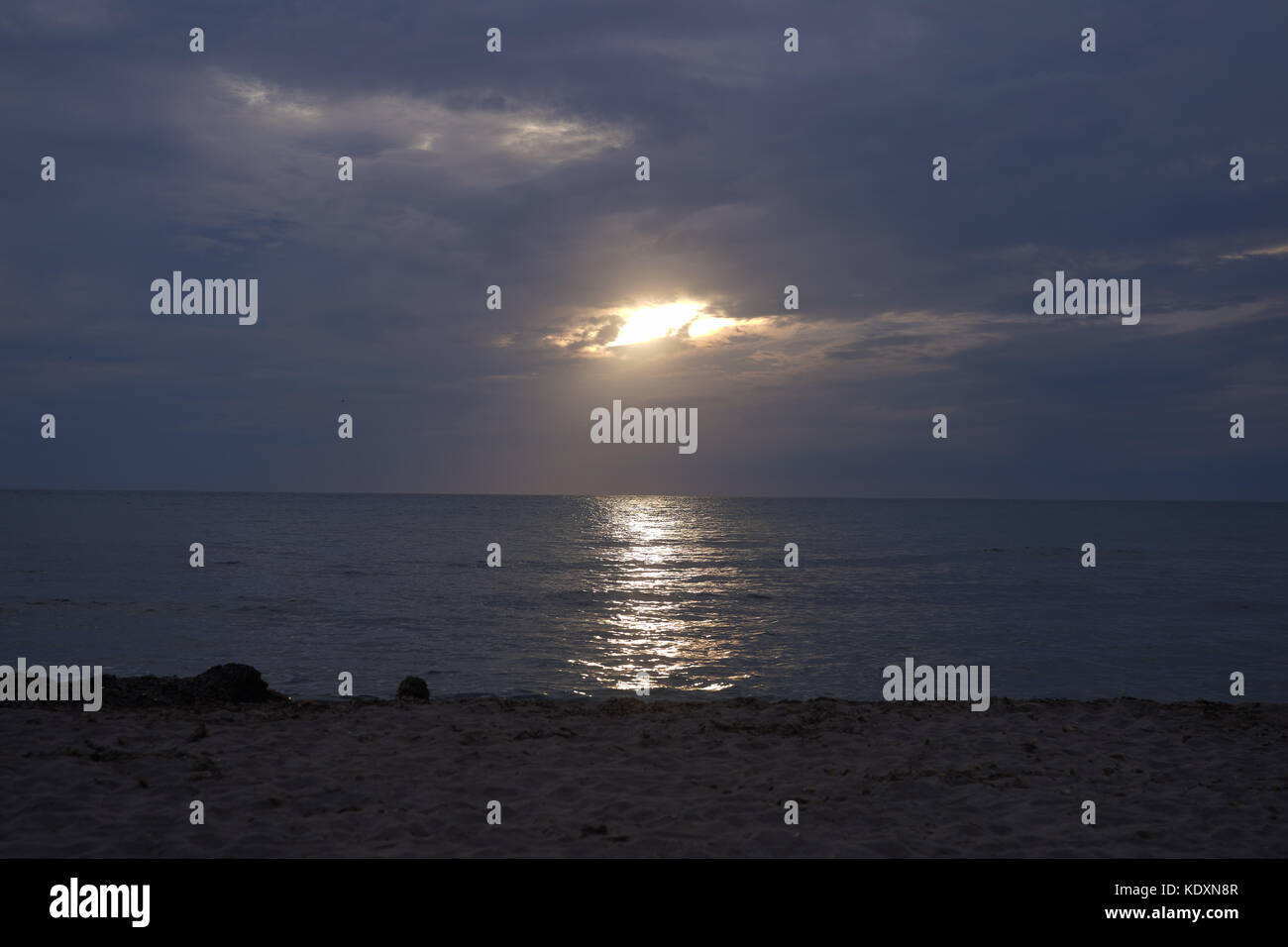 Un tramonto su una spiaggia vicino a Sciacca. da una serie di foto di viaggio in Sicilia, Italia. photo Data: martedì, 3 ottobre 2017. Foto di credito dovrebbe leggere: rog Foto Stock