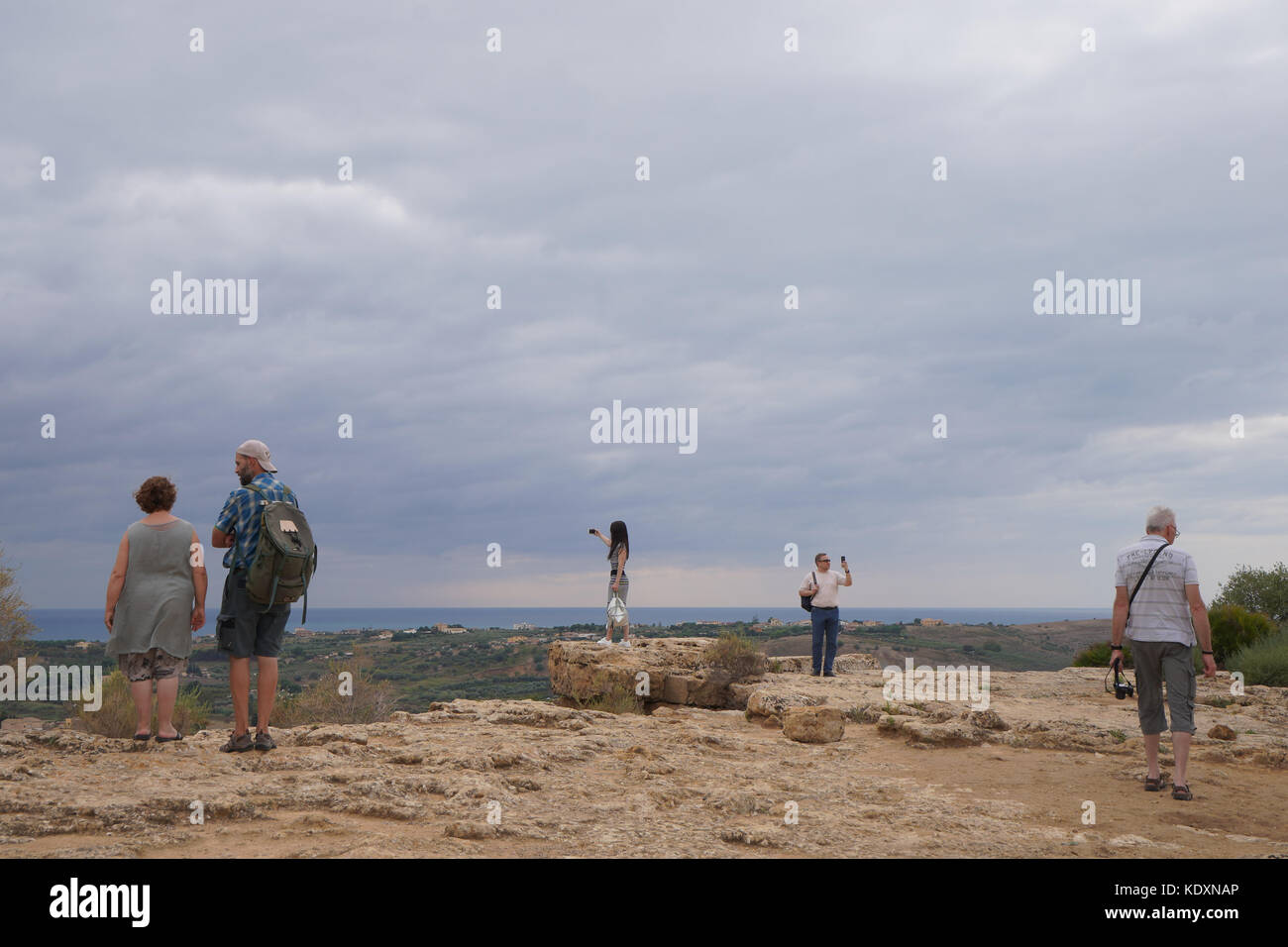 I turisti per scattare delle foto al greco sito archeologico di agrigento nella cosiddetta Valle dei Templi. da una serie di foto di viaggio in Sicilia, Foto Stock