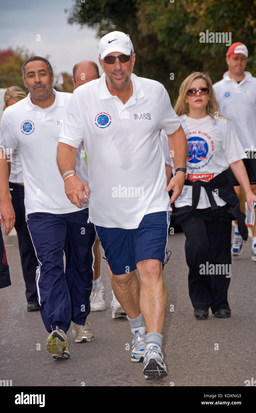 Sir Ian botham sulla sua carità a piedi a Stratford-upon-Avon (muscoloso della grande british a piedi - contro la leucemia infantile) con suo figlio Liam(pantaloncini neri) Foto Stock