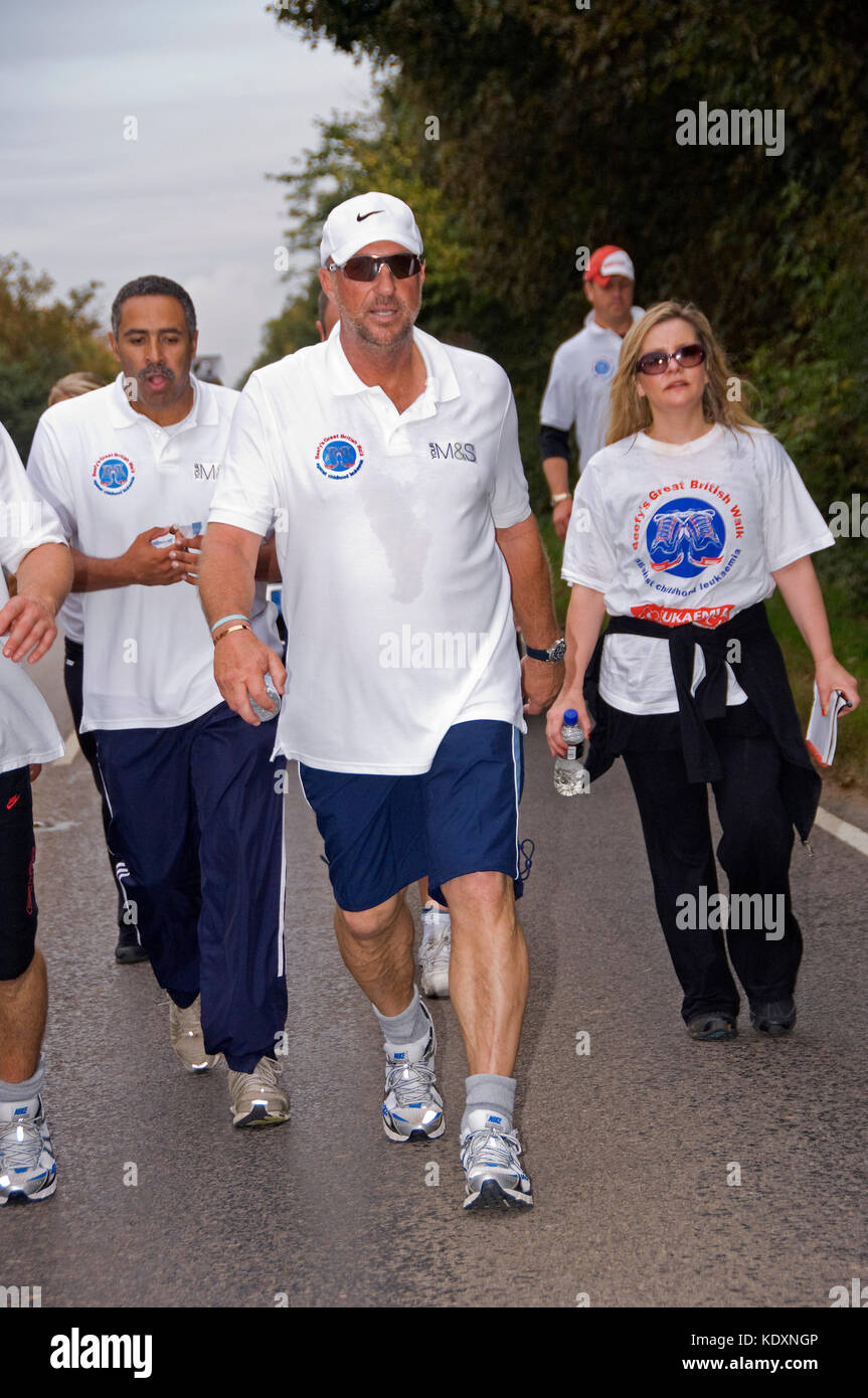 Sir Ian botham sulla sua carità a piedi a Stratford-upon-Avon (muscoloso della grande british a piedi - contro la leucemia infantile) con suo figlio Liam(pantaloncini neri) Foto Stock