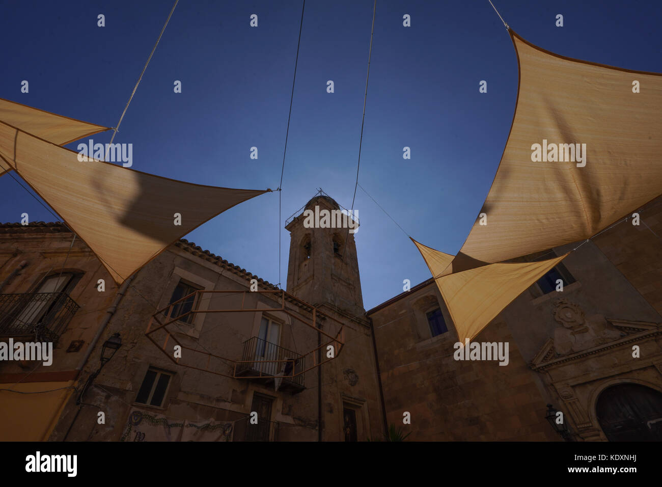 Una vista di sfumature di protezione su un mercato in Enna. da una serie di foto di viaggio in Sicilia, Italia. photo Data: venerdì, 6 ottobre 2017. photo credit Foto Stock