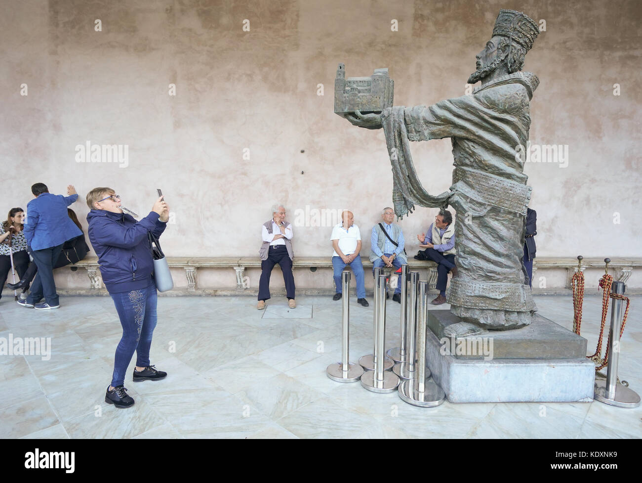 Un turista di scattare una foto al di fuori della Cattedrale di Monreale. da una serie di foto di viaggio in Sicilia, Italia. photo Data: giovedì, 5 ottobre 2017. ph Foto Stock