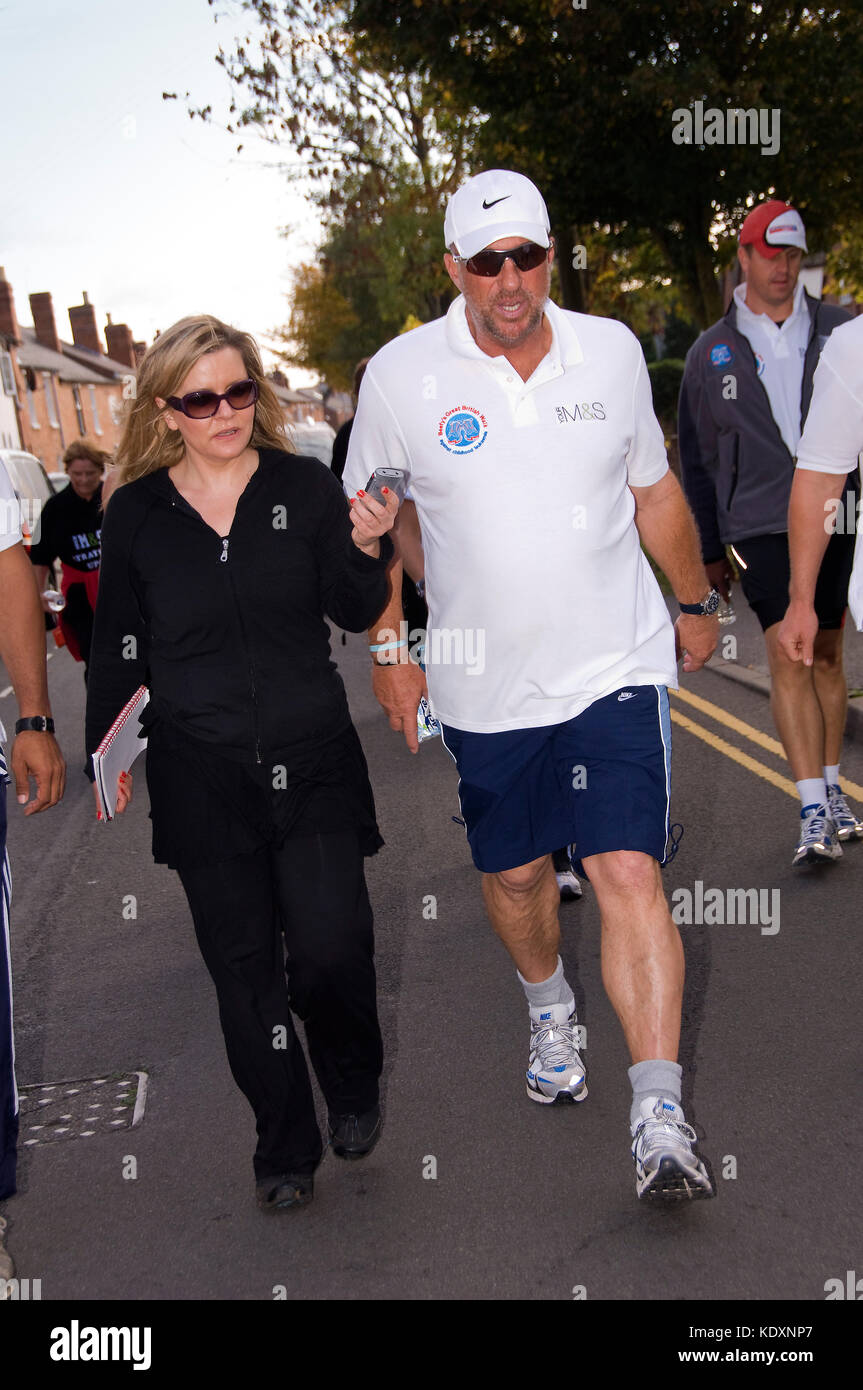 Sir Ian botham sulla sua carità a piedi a Stratford-upon-Avon (muscoloso della grande british a piedi - contro la leucemia infantile) con suo figlio Liam(pantaloncini neri) Foto Stock