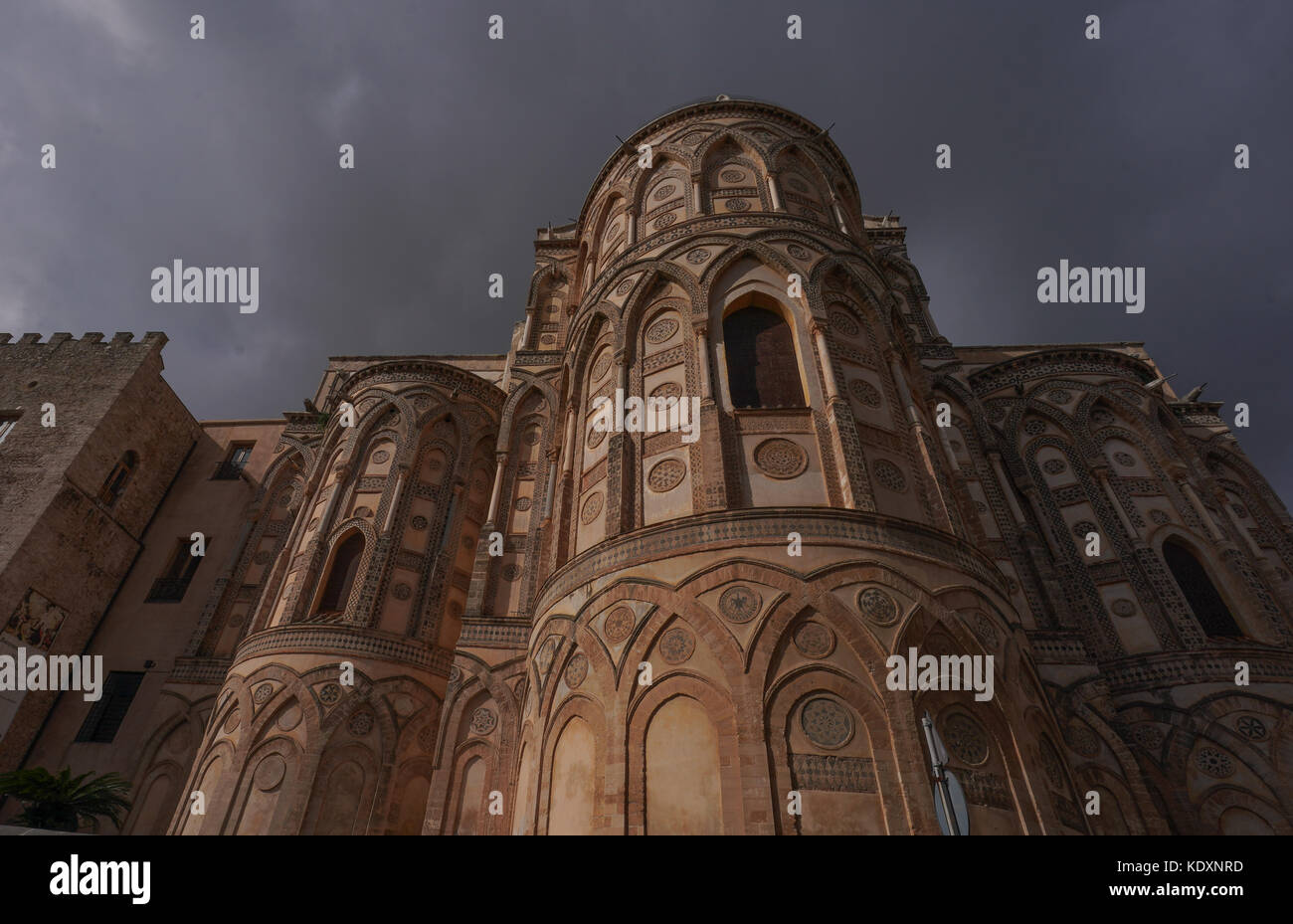 La parte posteriore della Cattedrale di Monreale, uno dei maggiori esempi di architettura normanna. da una serie di foto di viaggio in Sicilia, Italia. foto dat Foto Stock