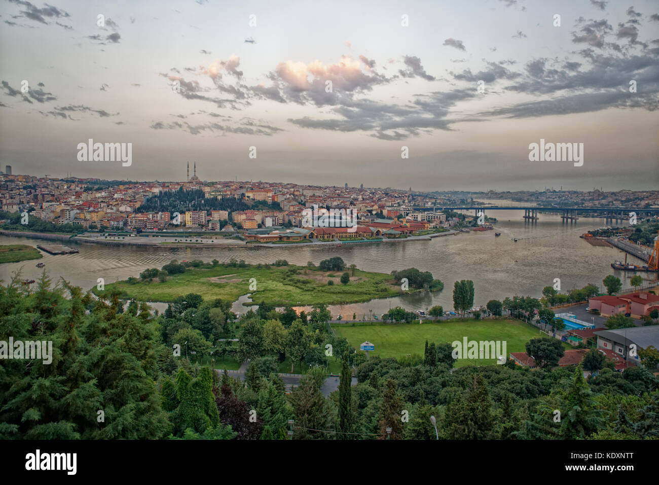 Istanbul, Turchia skyline da Pier Loti collina vista luce del giorno con nuvole nel cielo in background Foto Stock