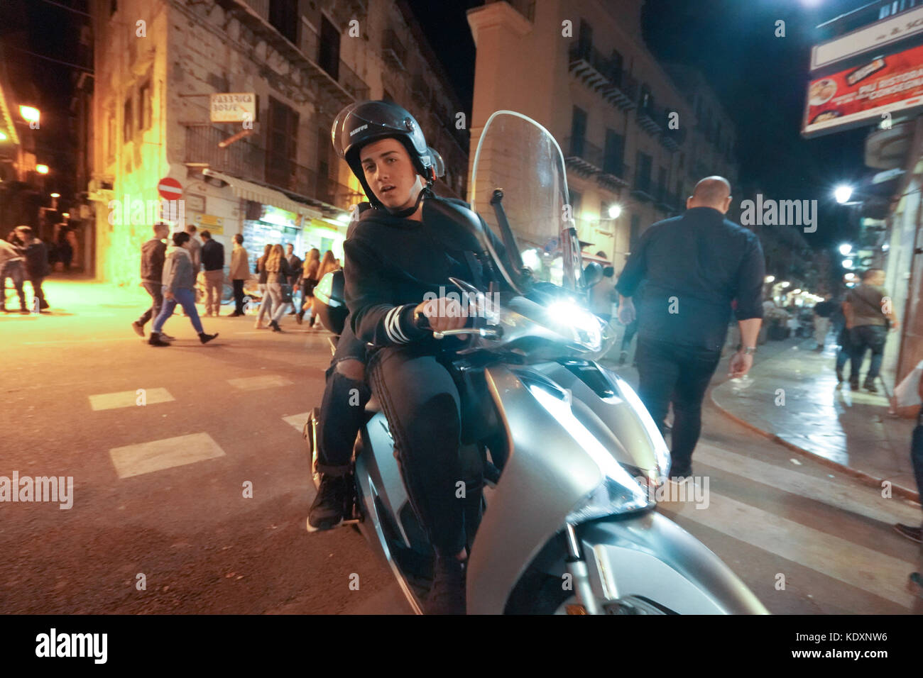 Un pilota su un ciclomotore a palermo. da una serie di foto di viaggio in Sicilia, Italia. photo Data: sabato 7 ottobre, 2017. Foto di credito dovrebbe leggere: roger Foto Stock