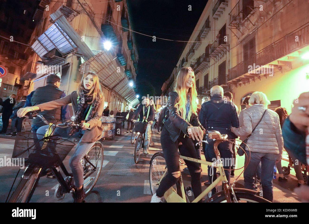 Una vista notturna dei ciclisti, in sella in via Maqueda a palermo. da una serie di foto di viaggio in Sicilia, Italia. photo Data: sabato 7 ottobre, 2017. pho Foto Stock