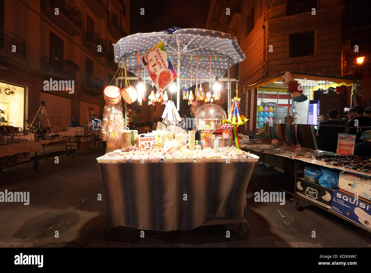 Una vista notturna di un venditore ambulante. da una serie di foto di viaggio in Sicilia, Italia. photo Data: sabato 7 ottobre, 2017. Foto di credito dovrebbe leggere: rog Foto Stock