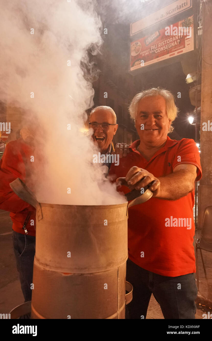 Una vista notturna di venditori di castagno a palermo. da una serie di foto di viaggio in Sicilia, Italia. photo Data: sabato 7 ottobre, 2017. photo credit shou Foto Stock