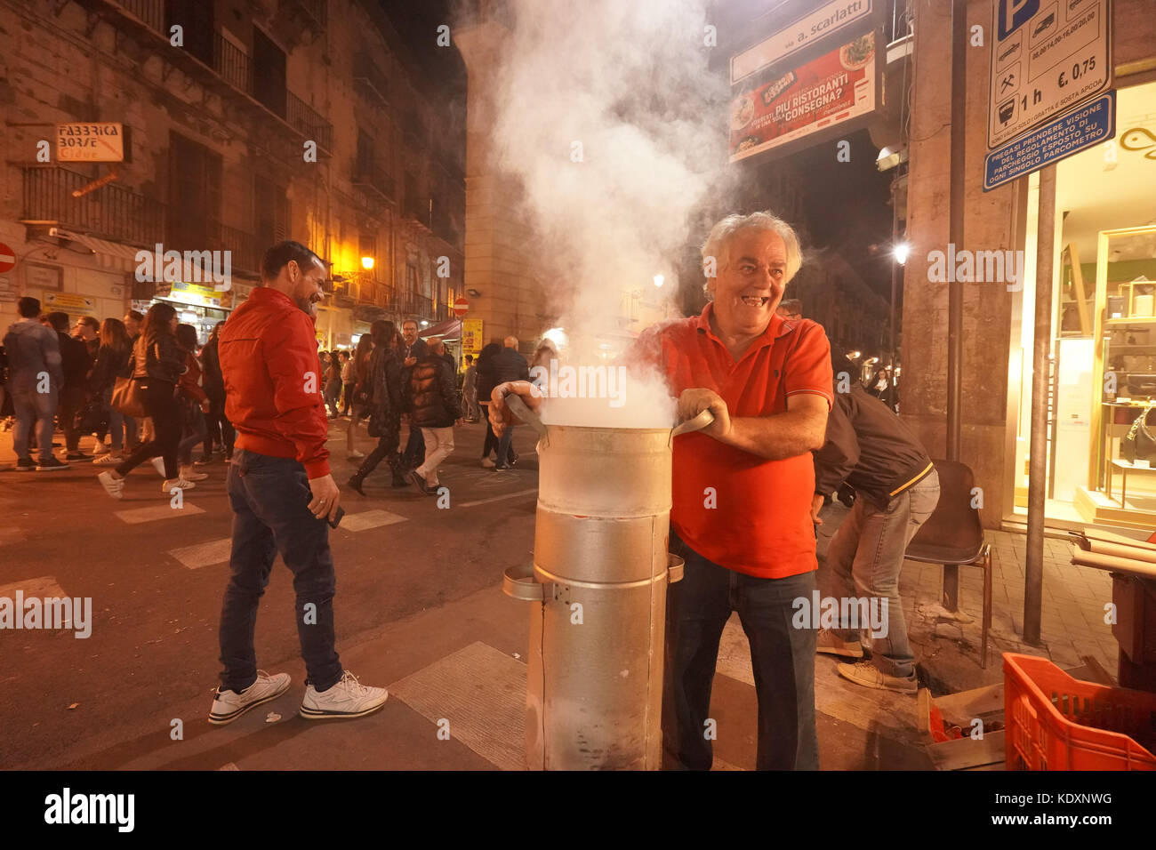 Una vista notturna di venditori di castagno a palermo. da una serie di foto di viaggio in Sicilia, Italia. photo Data: sabato 7 ottobre, 2017. photo credit shou Foto Stock